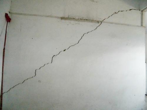 農(nóng)村自建房墻出現(xiàn)了裂縫。為什么？